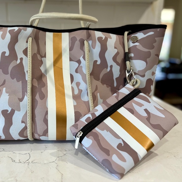 Classy Cloth Neoprene Tote Camo - Picture 1 of 9